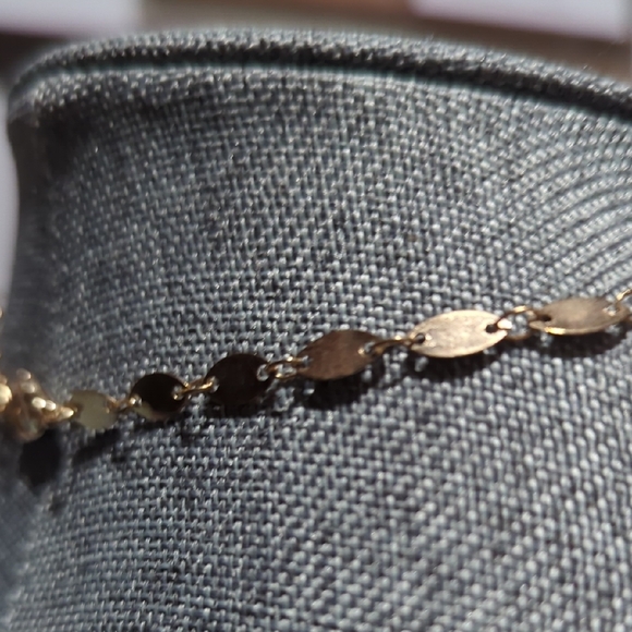 Elegant Gold-Tone Choker Necklace | Classic & Sophisticated - Picture 4 of 9